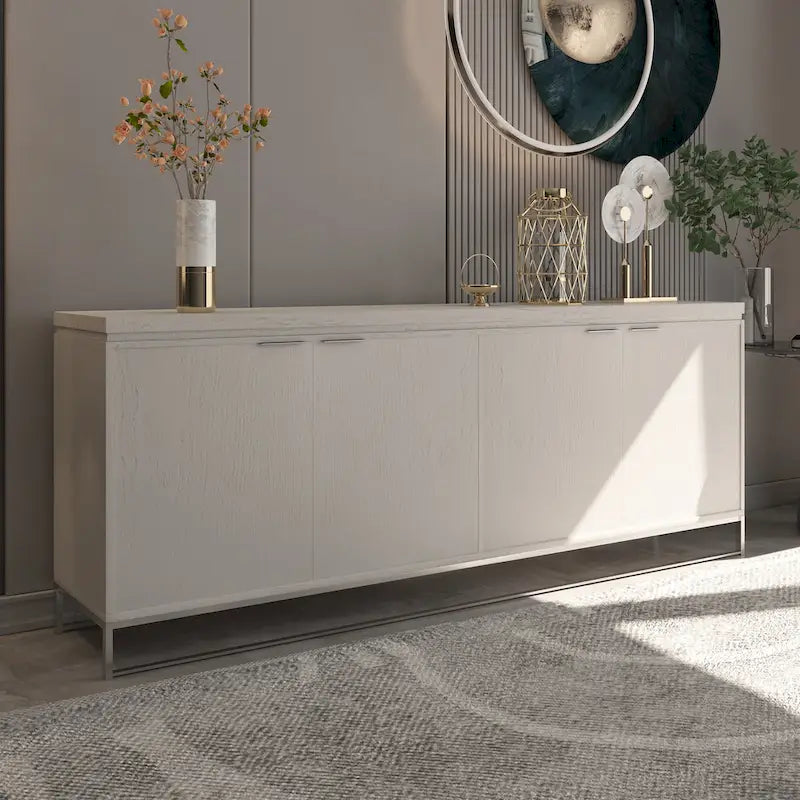 Akzentschrank mit Holzmaserung, 4 Türen und goldfarbenen Beinen