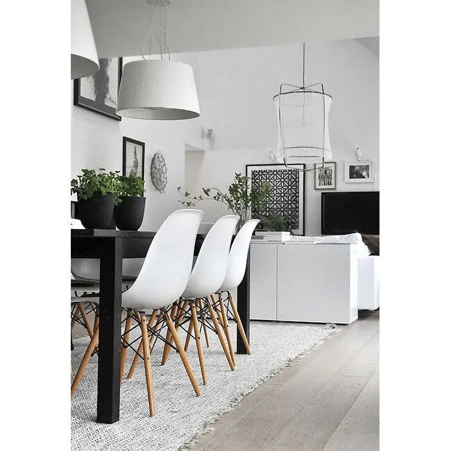 Lot de 2 chaises de salle à manger modernes du milieu du siècle, siège coque en plastique sans accoudoirs et piètement Eiffel en bois naturel, rouge