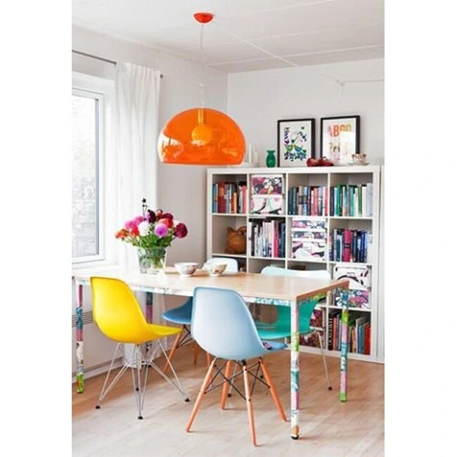 Lot de 2 chaises de salle à manger modernes du milieu du siècle, siège coque en plastique sans accoudoirs et piètement Eiffel en bois naturel, rouge