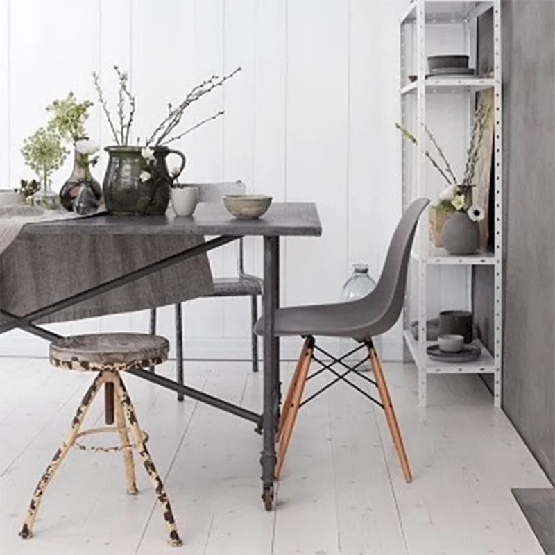 Lot de 2 chaises de salle à manger modernes du milieu du siècle, siège coque en plastique sans accoudoirs et piètement Eiffel en bois naturel, rouge
