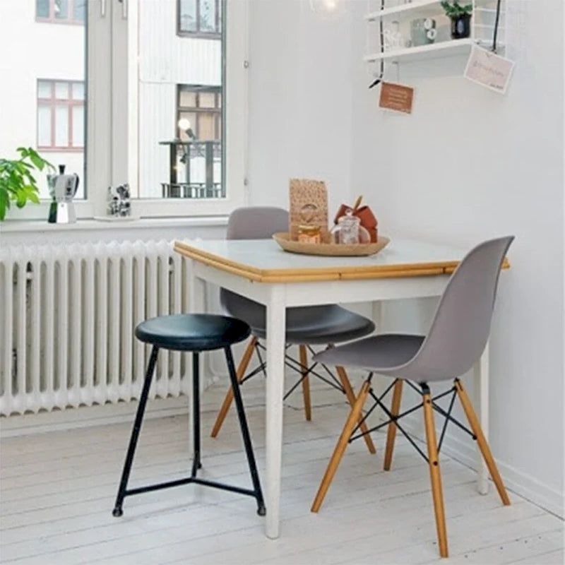 Lot de 2 chaises de salle à manger modernes du milieu du siècle, siège coque en plastique sans accoudoirs et piètement Eiffel en bois naturel, rouge