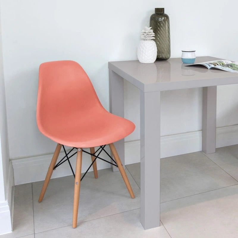 Lot de 2 chaises de salle à manger modernes du milieu du siècle, siège coque en plastique sans accoudoirs et piètement Eiffel en bois naturel, rouge